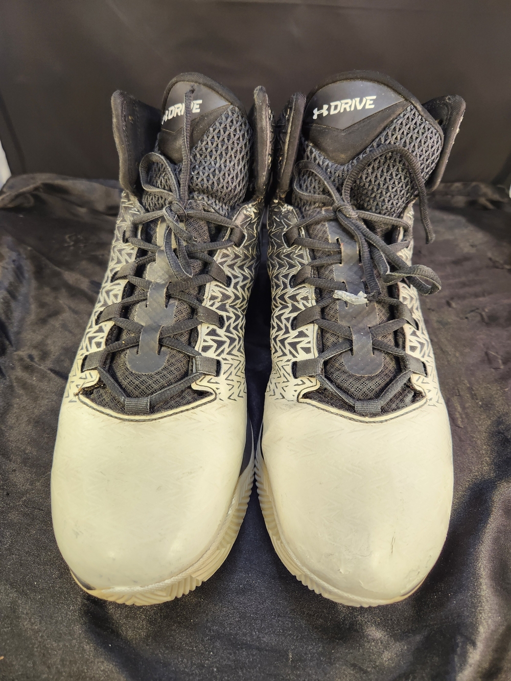 UNDER ARMOUR CHARGED DRIVE MEN SNEAKERS SHOES SIZE 13 WHITE, BLACK , GRAY